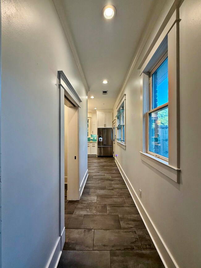 Building Photo - Beautifully Updated Historic Home in Midto...