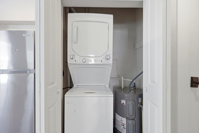 Building Photo - 300 E 3rd St