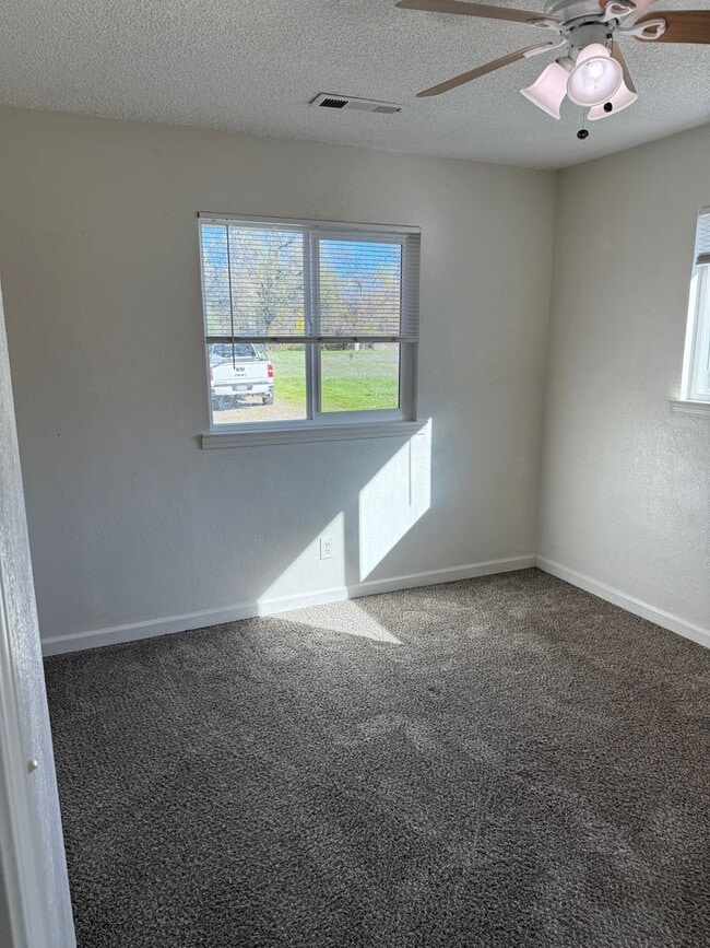 Building Photo - 3-bedroom, 2-bathroom home in Redding Updated Interior!