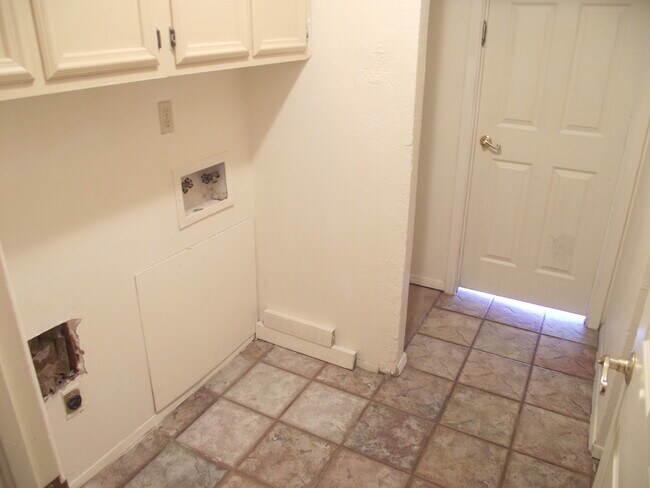 Building Photo - Northeast El Paso 3 Bed Refrig A/C w/Mount...