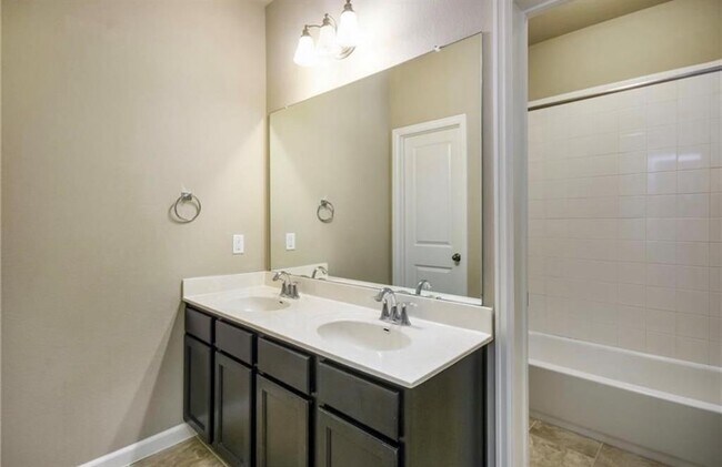 Building Photo - 213 Simmons Dr