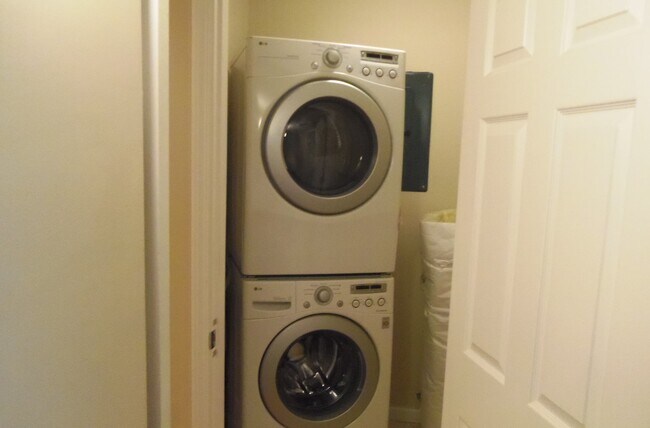 Building Photo - Riverstone Apartments