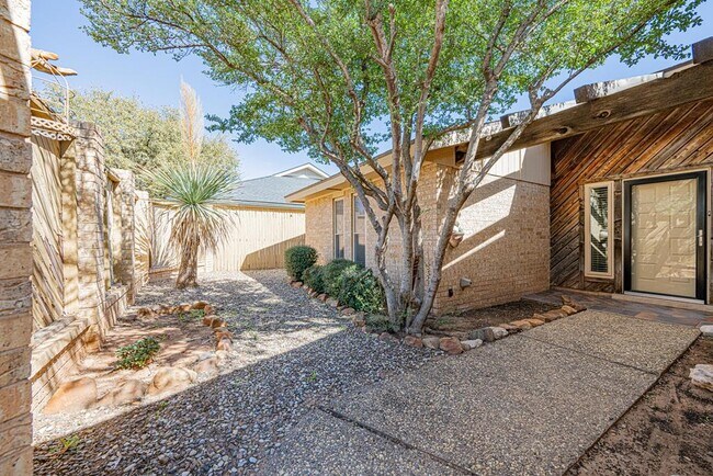 Building Photo - 105 Quail Run