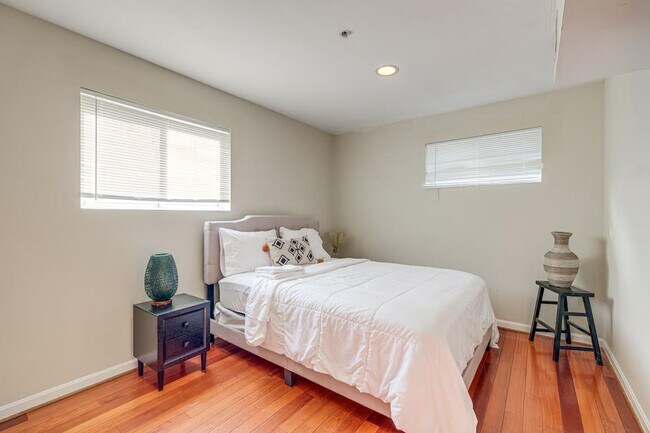 Building Photo - 450a Condon Terrace SE