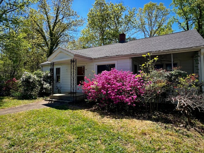 Building Photo - 3 Bedroom, 1 Bath, Nice Backyard!