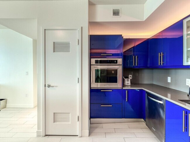 Building Photo - 3101 Bayshore Dr