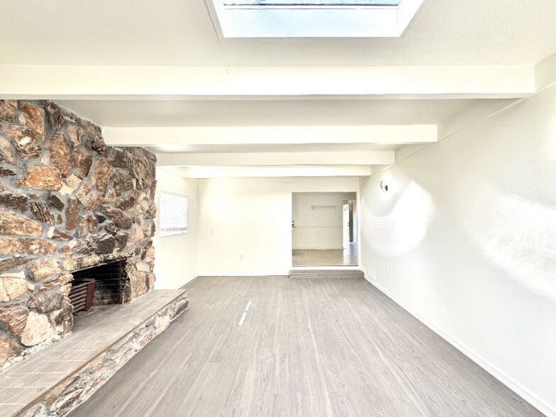 Building Photo - 15560 Calgary St