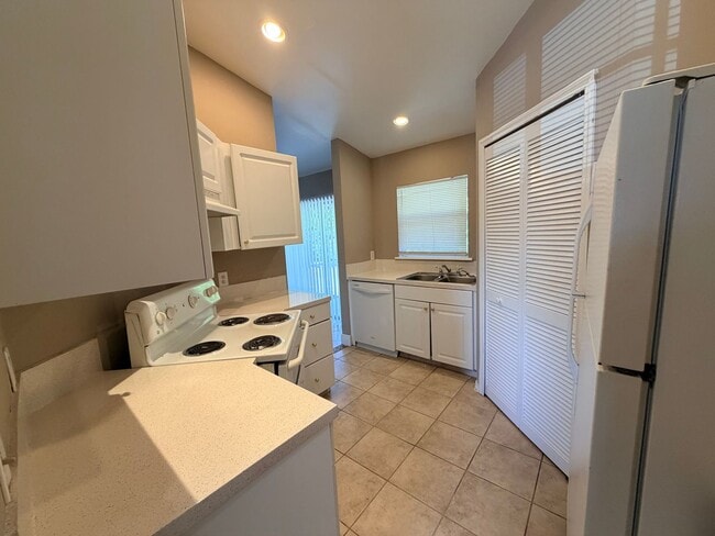 Building Photo - 3 Bedroom 2 Bath Duplex