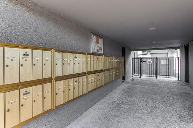 Building Photo - Spacious PHX Condo