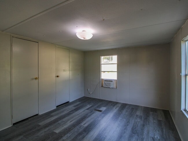 Building Photo - New Rental at River Road Estates!