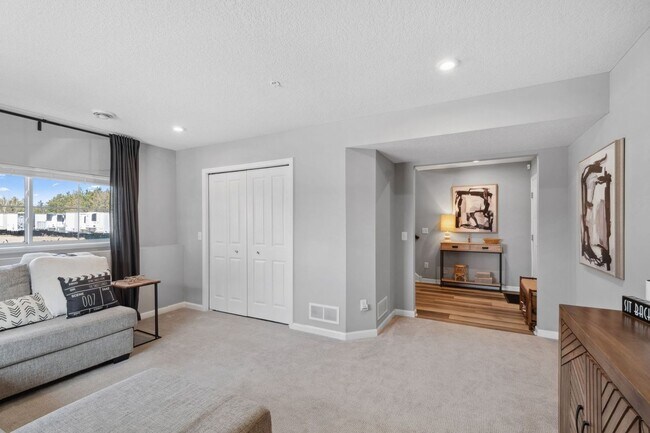 Building Photo - Rare End Unit 3Bed 3Bath Townhome in Rogers