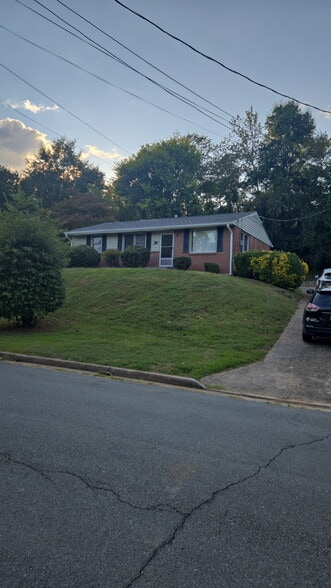 Front of House - 2704 Drewry Ln