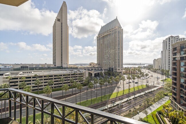 Building Photo - 500 W Harbor Dr