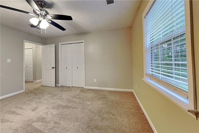 Building Photo - 2075 Pinella Dr