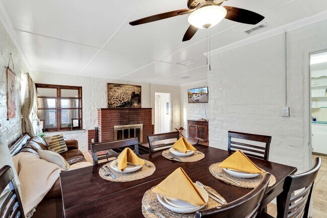 Building Photo - 2 Bedroom 1 Bath - Furnished Hilltop Home ...