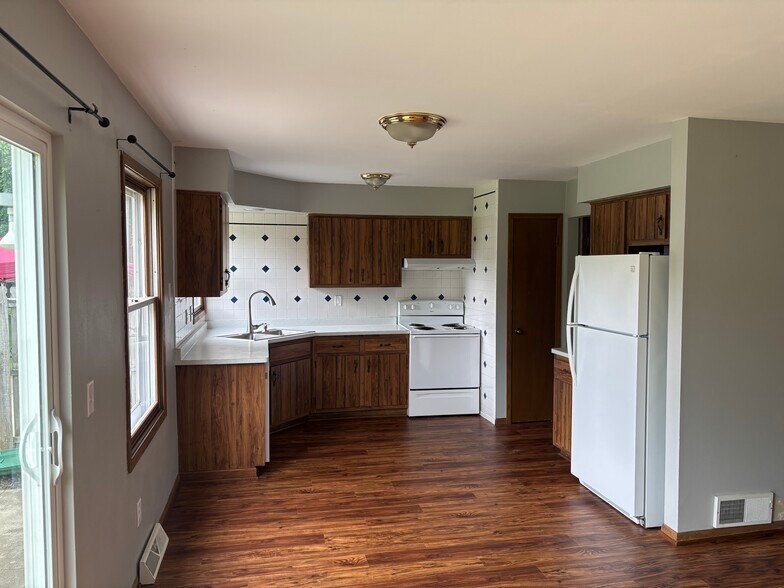 Kitchen - 700 E College Ave