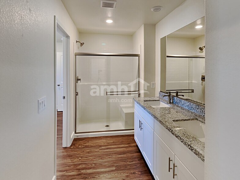 Building Photo - 1806 Viaggio Ave