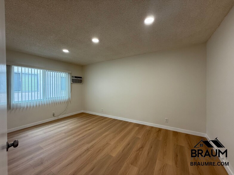 Building Photo - 13129 Oxnard St