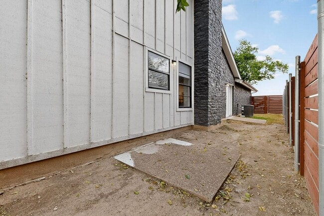 Building Photo - 5501 Purple Sage Dr