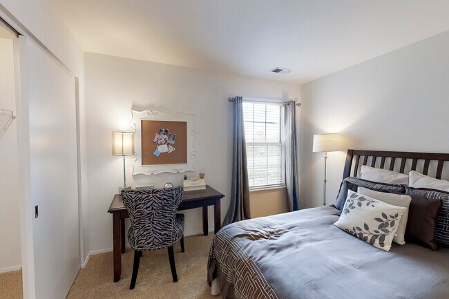 Building Photo - 1128 Johnson Dr