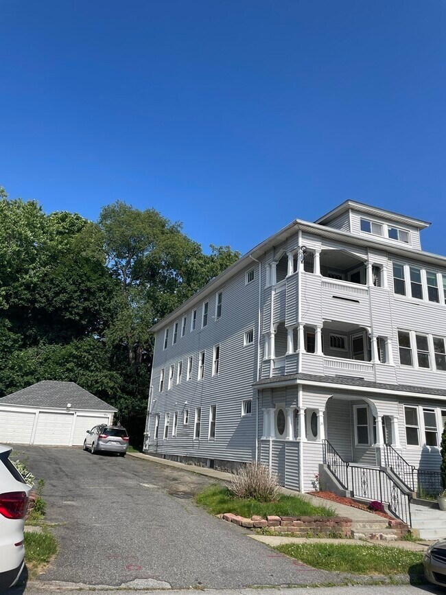 Building Photo - 32 Woodford St