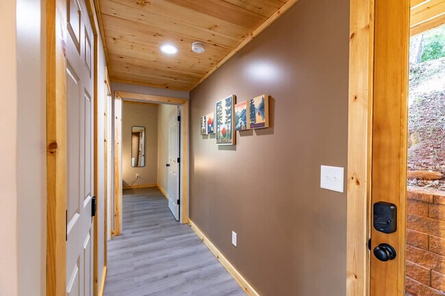 Building Photo - 43 Medina Ct