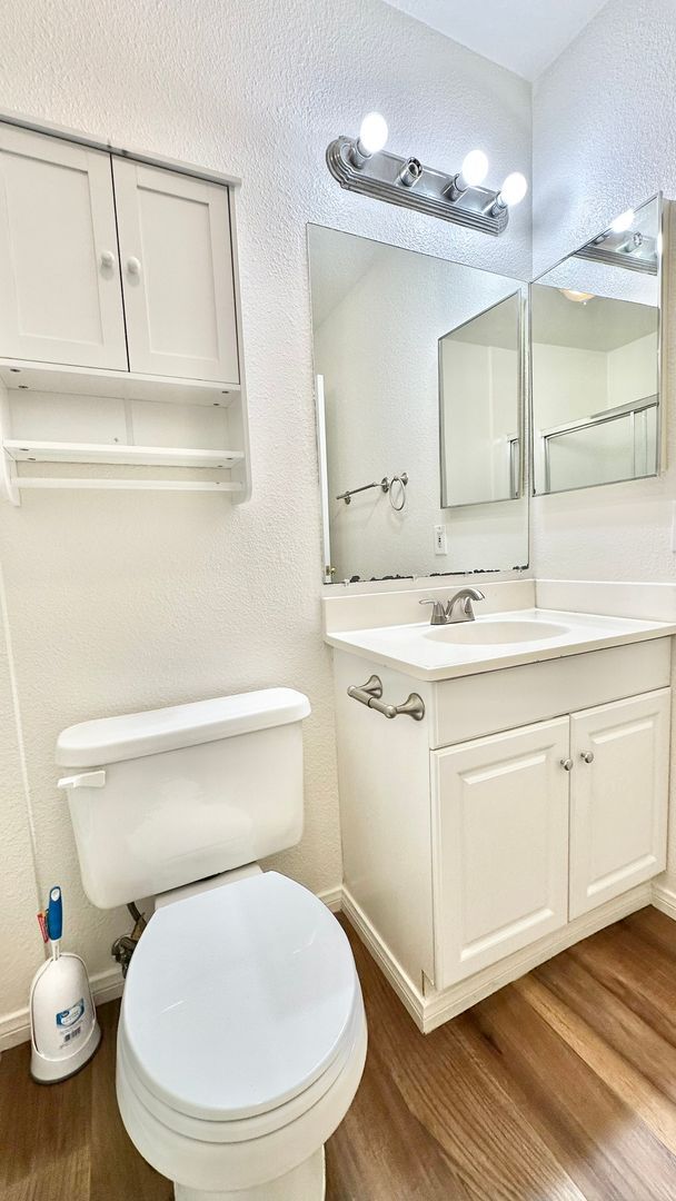 Building Photo - Darling, Entry Level, Corner-End Condo Uni...