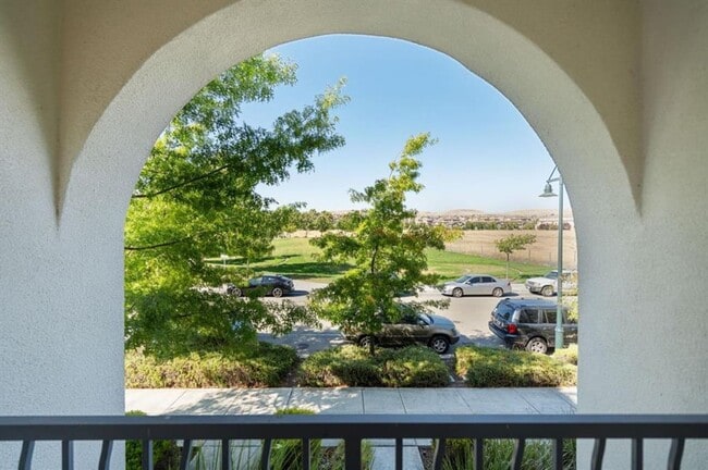 Building Photo - Gorgeous 2 Bed 2 Bath Dublin Townhome with Amenities! Centrally Located!
