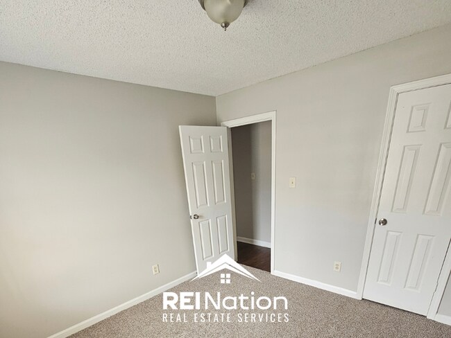 Building Photo - MEMPHIS CHARMER! | Brick Fireplace & Bright Windows | 3 Bed / 2 Bath & Fenced Yard!