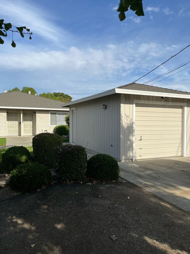 Primary Photo - 742 N K St
