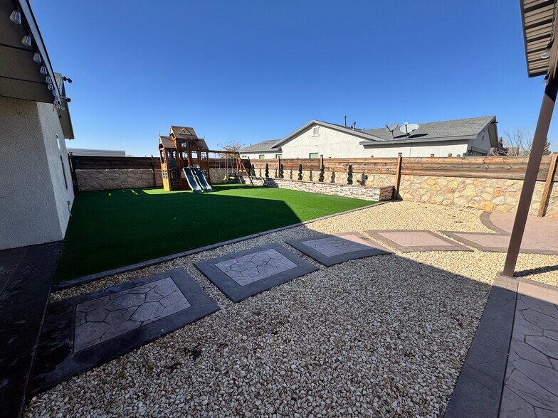 Building Photo - 14233 Escalera Dr