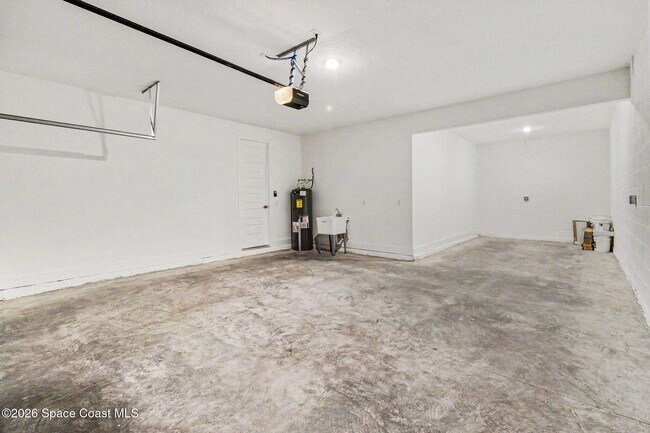 Building Photo - 726 Clearwater Ave
