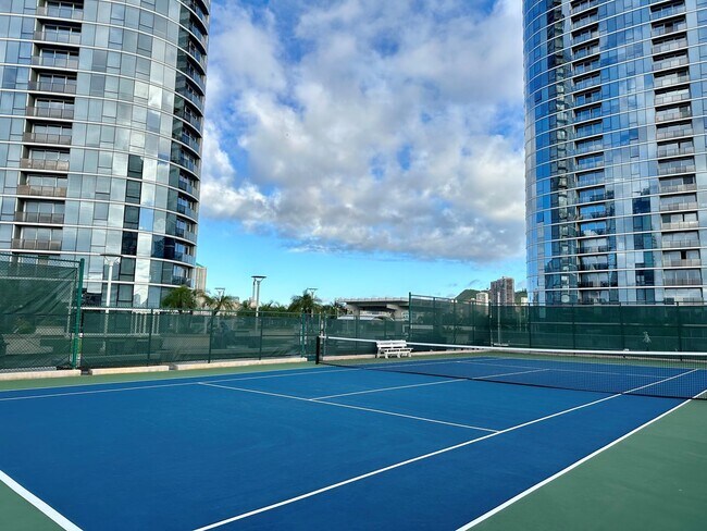 Building Photo - Moana Pacific West Tower 1BR/1BA/1PK