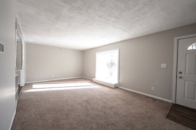 Building Photo - "Charming 3-Bed, 2-Bath Gem on E 35th St w...