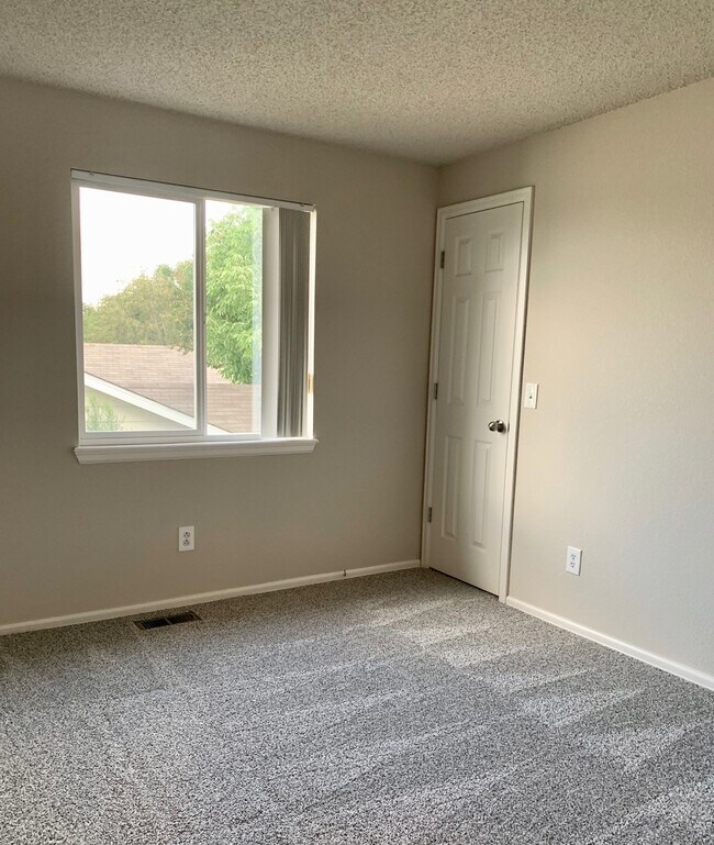 Building Photo - Renovated 4 BR/4BA Home with Large Backyar...