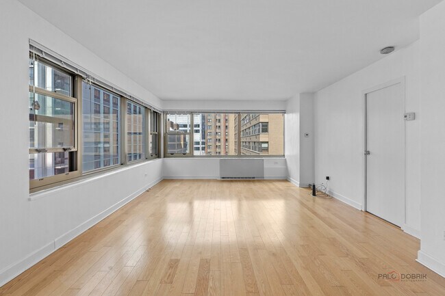 Building Photo - 247 E Chestnut St