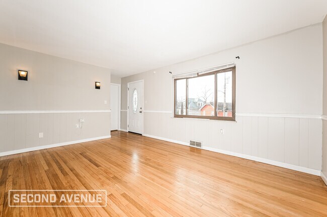 Building Photo - 2015 Plainview Ave
