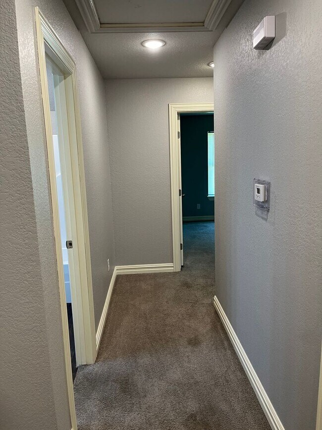 Building Photo - 3 bedroom/2 bathroom townhouse