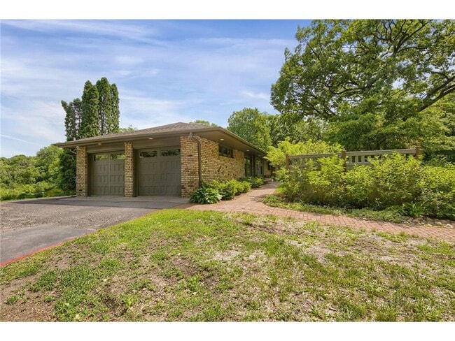 Building Photo - 3465 Deephaven Ave