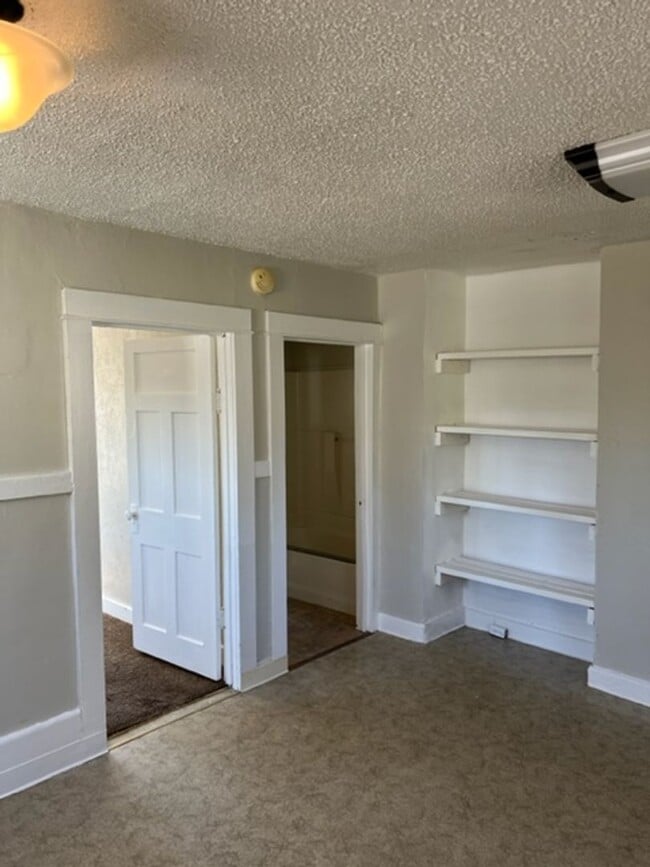 Building Photo - CHARMING OLDER 2 BEDROOM HOME W/ BUILT INS