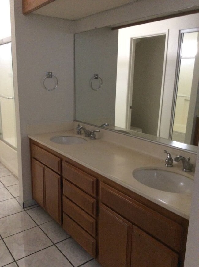 Building Photo - Great 2 story Riverside home!