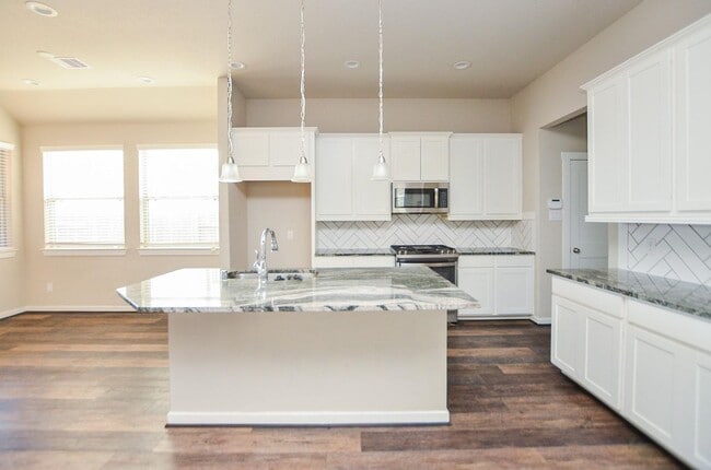Building Photo - Beautiful 2 story home with 4 bedrooms, 2,...