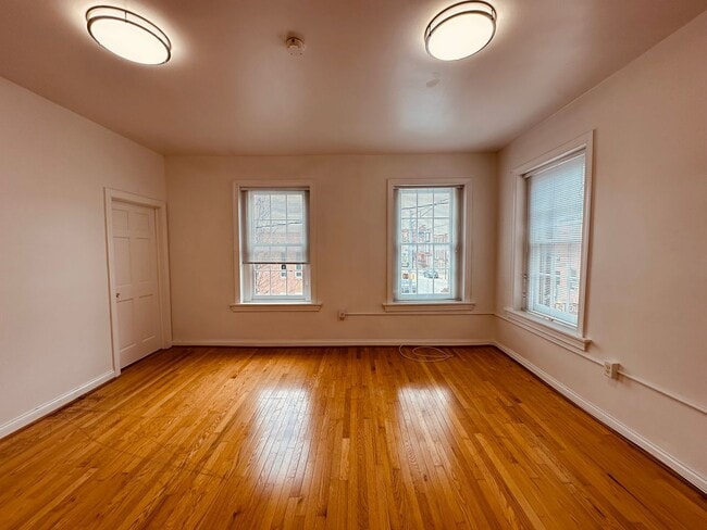 Building Photo - 102 E King St