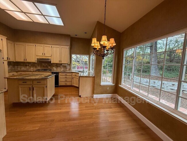 Building Photo - 685 Hillcrest Cir