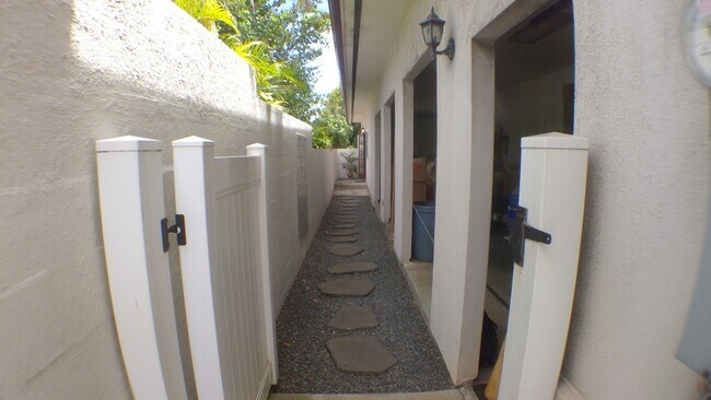 Building Photo - R00164