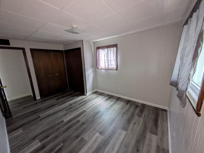 Building Photo - 209 W Oak St