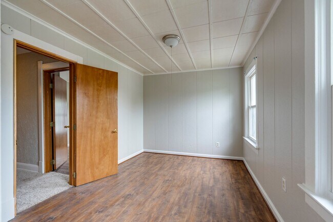Building Photo - Spacious 3 Bedroom 1 Bath House Located in...