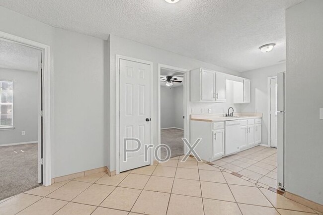 Building Photo - 3403 SW Victoria Pl