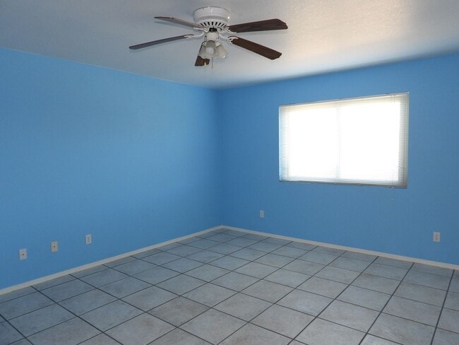 Building Photo - 5 bedroom 3 bath