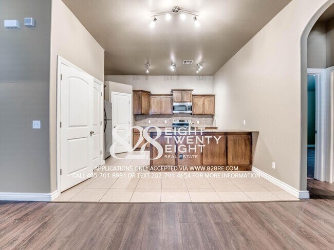 Building Photo - NEW TO THE MARKET!  Spacious 4 Bed/2 Bath Near very Close to Campus!!